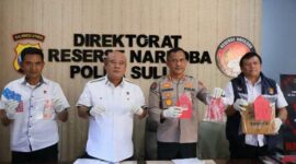 Kabid Humas Kombes Pol Alamsyah P. Hasibuan dan Direktur Reserse Narkoba Kombes Pol Yandri Makaminan serta para Kasubdit, saat memperlihatkan barang bukti dihadapan wartawan. Foto/istimewa 
