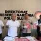 Kabid Humas Kombes Pol Alamsyah P. Hasibuan dan Direktur Reserse Narkoba Kombes Pol Yandri Makaminan serta para Kasubdit, saat memperlihatkan barang bukti dihadapan wartawan. Foto/istimewa 