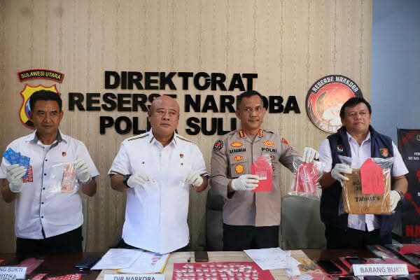 Kabid Humas Kombes Pol Alamsyah P. Hasibuan dan Direktur Reserse Narkoba Kombes Pol Yandri Makaminan serta para Kasubdit, saat memperlihatkan barang bukti dihadapan wartawan. Foto/istimewa 