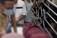 Walikota Kotamobagu dr Weny Gaib Sp.M, saat mengunjungi pasien di rumah sakit pasca kejadian