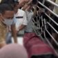 Walikota Kotamobagu dr Weny Gaib Sp.M, saat mengunjungi pasien di rumah sakit pasca kejadian 