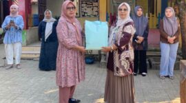Kepala Sekolah SDN I Poyowa Besar Fatmiyati Makalalag SPd saat menyerahkan cenderamata perpisahan kepada Ibu Rosdaita Marada. Foto:Gnews86