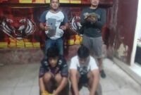 Kedua pelaku saat diamankan bersama barang bukti