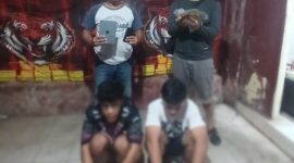 Kedua pelaku saat diamankan bersama barang bukti