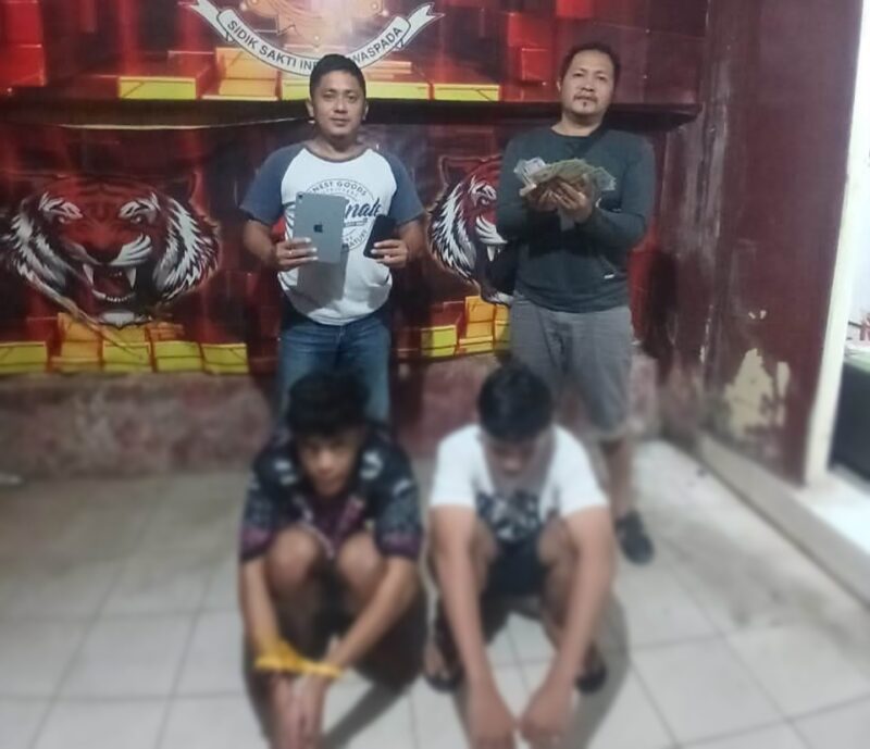 Kedua pelaku saat diamankan bersama barang bukti