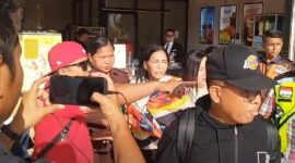 VAP saat tiba di Bandara Sam Ratulangi Manado dengan pengawalan ketat aparat 