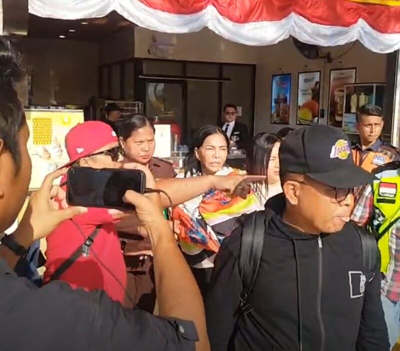 VAP saat tiba di Bandara Sam Ratulangi Manado dengan pengawalan ketat aparat 