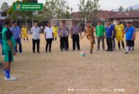 Wakil Bupati Bolmong Dony Lumenta melakukan tendangan pertama pertanda pertandingan resmi dimulai. (Foto/istimewa)