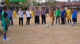 Wakil Bupati Bolmong Dony Lumenta melakukan tendangan pertama pertanda pertandingan resmi dimulai. (Foto/istimewa)