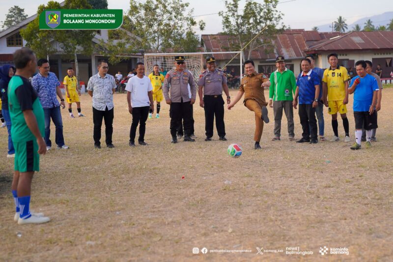 Wakil Bupati Bolmong Dony Lumenta melakukan tendangan pertama pertanda pertandingan resmi dimulai. (Foto/istimewa)