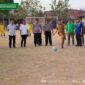 Wakil Bupati Bolmong Dony Lumenta melakukan tendangan pertama pertanda pertandingan resmi dimulai. (Foto/istimewa)