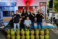 TAK BERKUTIK: Terduga pelaku bersama barng bukti puluhan tabung gas saat diamankan Tim URC Satreskrim Polres Kotamobagu (foto:humaspolreskotamobagu)
