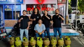 TAK BERKUTIK: Terduga pelaku bersama barng bukti puluhan tabung gas saat diamankan Tim URC Satreskrim Polres Kotamobagu (foto:humaspolreskotamobagu)