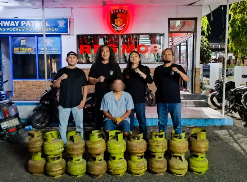 TAK BERKUTIK: Terduga pelaku bersama barng bukti puluhan tabung gas saat diamankan Tim URC Satreskrim Polres Kotamobagu (foto:humaspolreskotamobagu)