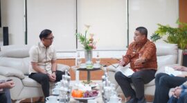 GERAK CEPAT: Wali Kota Makassar Andi Zulkifli Nanda bertemu dengan Executive General Manager Pertamina Patra Niaga Regional Sulawesi Deny Sukendar (foto: istimewa)