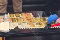 Emas batangan yang diamankan petugas untuk diselidiki. (Foto:dok Hongtralala)