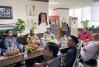 Bupati Sangihe Michael Thungari bersama rombongan membahas program bantuan bersama Deputi Rehabilitasi dan Rekonstruksi BNPB, Jarwansah, di Jakarta. (Foto: istimewa)