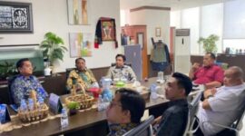 Bupati Sangihe Michael Thungari bersama rombongan membahas program bantuan bersama Deputi Rehabilitasi dan Rekonstruksi BNPB, Jarwansah, di Jakarta. (Foto: istimewa)