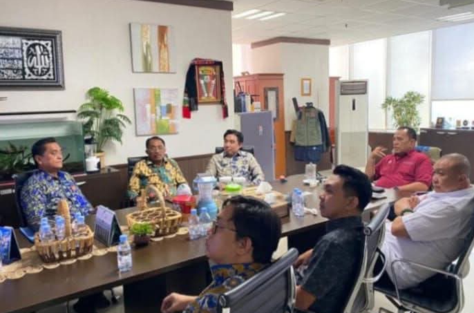 Bupati Sangihe Michael Thungari bersama rombongan membahas program bantuan bersama Deputi Rehabilitasi dan Rekonstruksi BNPB, Jarwansah, di Jakarta. (Foto: istimewa)