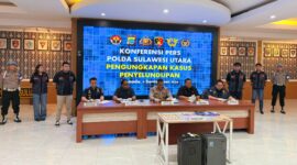 Kabid Humas Polda Sulut Kombes Pol Alamsyah P. Hasibuan, didampingi Dirreskrimsus Kombes Pol FX Winardi Prabowo, Dirreskrimum Kombes Pol Suryadi, bersama pihak Imigrasi dan Bea Cukai, saat menggelar konferensi pers, Sabtu 05/08/2026. (Foto: istimewa)