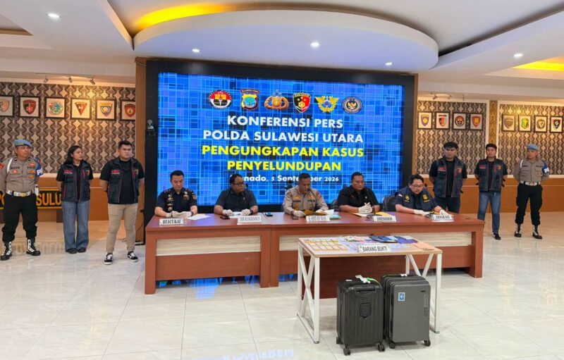 Kabid Humas Polda Sulut Kombes Pol Alamsyah P. Hasibuan, didampingi Dirreskrimsus Kombes Pol FX Winardi Prabowo, Dirreskrimum Kombes Pol Suryadi, bersama pihak Imigrasi dan Bea Cukai, saat menggelar konferensi pers, Sabtu 05/08/2026. (Foto: istimewa)