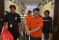 TERSANGKA: Dua WNA asal China saat digelandang ke Mapolda Sulut