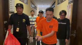 TERSANGKA: Dua WNA asal China saat digelandang ke Mapolda Sulut