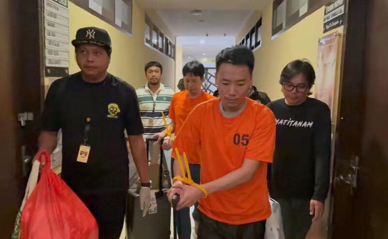TERSANGKA: Dua WNA asal China saat digelandang ke Mapolda Sulut
