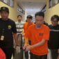 TERSANGKA: Dua WNA asal China saat digelandang ke Mapolda Sulut