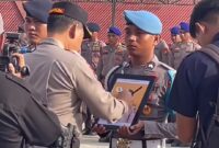 PTDH: Kapolda Maluku Utara saat mencoret foto anggota yang dipecat dengan tidak hormat (foto: istimewa)