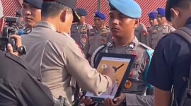 PTDH: Kapolda Maluku Utara saat mencoret foto anggota yang dipecat dengan tidak hormat (foto: istimewa)
