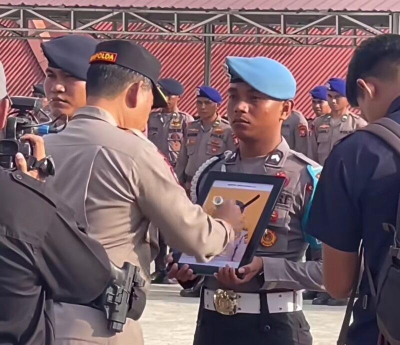PTDH: Kapolda Maluku Utara saat mencoret foto anggota yang dipecat dengan tidak hormat (foto: istimewa)