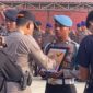 PTDH: Kapolda Maluku Utara saat mencoret foto anggota yang dipecat dengan tidak hormat (foto: istimewa)