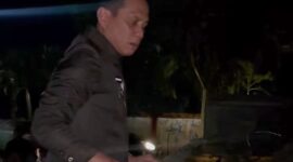 Walikota Kotamobagu dr Weny Gaib SpM, mendapati langsung truk bermuatan galon diduga BBM di SPBU Pontodon dini hari (foto:GNews86.com)