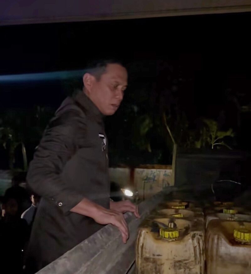 Walikota Kotamobagu dr Weny Gaib SpM, mendapati langsung truk bermuatan galon diduga BBM di SPBU Pontodon dini hari (foto:GNews86.com)