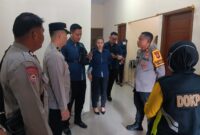 Polisi saat berada di Rumah Dinas Kepala PT Jamkrindo Cabang Ternate untuk melakukan evakuasi. (Foto: istimewa)