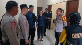 Polisi saat berada di Rumah Dinas Kepala PT Jamkrindo Cabang Ternate untuk melakukan evakuasi. (Foto: istimewa)