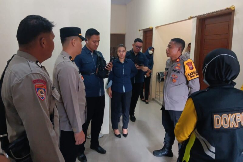 Polisi saat berada di Rumah Dinas Kepala PT Jamkrindo Cabang Ternate untuk melakukan evakuasi. (Foto: istimewa)