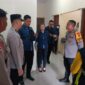 Polisi saat berada di Rumah Dinas Kepala PT Jamkrindo Cabang Ternate untuk melakukan evakuasi. (Foto: istimewa)