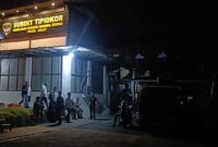 Suasana luar Kantor Subdit Tipidkor Polda Sulut, saat menunggu pemeriksaan, Rabu malam 09/09/2026 (foto: Istimewa)