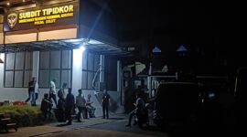 Suasana luar Kantor Subdit Tipidkor Polda Sulut, saat menunggu pemeriksaan, Rabu malam 09/09/2026 (foto: Istimewa)