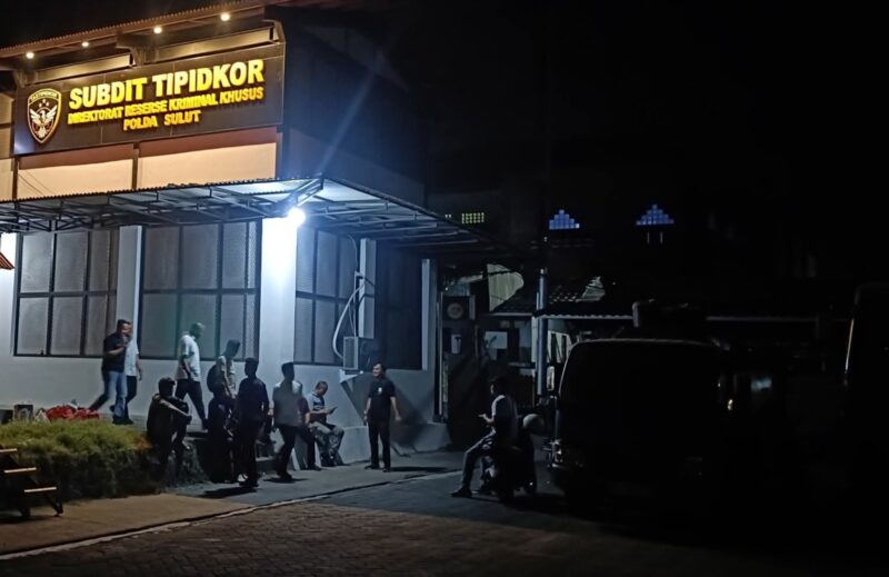 Suasana luar Kantor Subdit Tipidkor Polda Sulut, saat menunggu pemeriksaan, Rabu malam 09/09/2026 (foto: Istimewa)