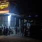 Suasana luar Kantor Subdit Tipidkor Polda Sulut, saat menunggu pemeriksaan, Rabu malam 09/09/2026 (foto: Istimewa)