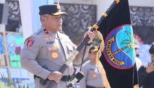 Brigjen Pol Yudo Hermanto saat menerima Pataka Polda Sulawesi Utara (foto: Istimewa)
