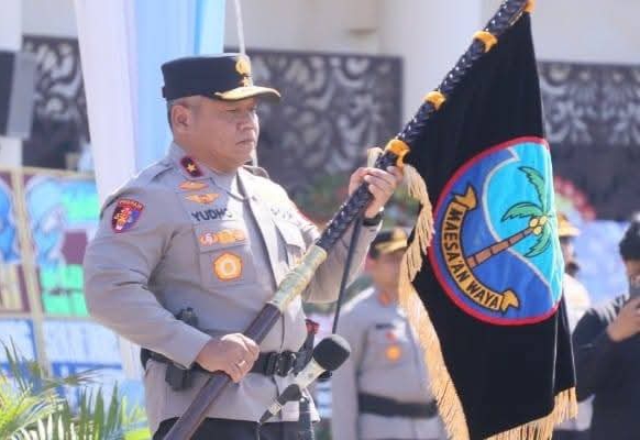 Brigjen Pol Yudo Hermanto saat menerima Pataka Polda Sulawesi Utara (foto: Istimewa)