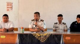 Kasubsi Peltah Rutan Kelas IIB Kotamobagu, Busen SH, saat memberikan edukasi tentang hukum dan kriminal (foto: istimewa)