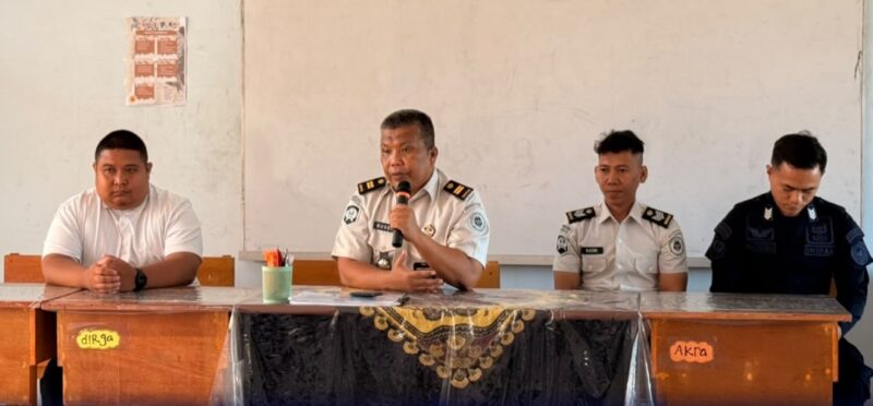 Kasubsi Peltah Rutan Kelas IIB Kotamobagu, Busen SH, saat memberikan edukasi tentang hukum dan kriminal (foto: istimewa)