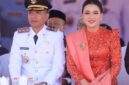Wakil Bupati Mohammad Aditya Pontoh bersama sang istri (foto: istimewa)
