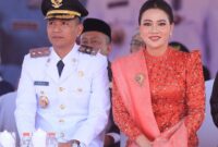 Wakil Bupati Mohammad Aditya Pontoh bersama sang istri (foto: istimewa)