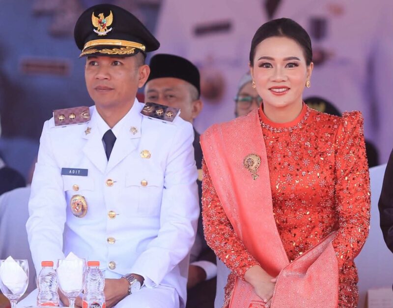 Wakil Bupati Mohammad Aditya Pontoh bersama sang istri (foto: istimewa)
